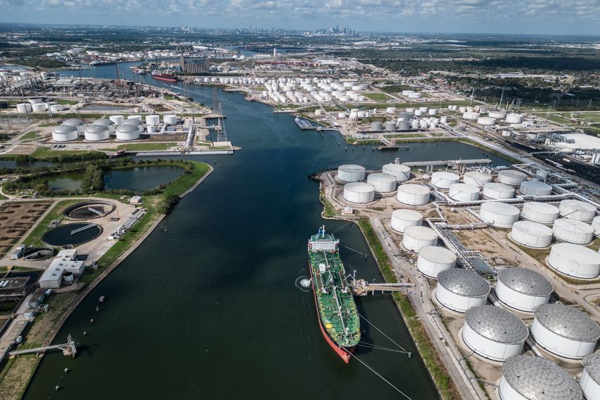 Hundreds of chemical plants, refineries and terminals line the ship channel as seen in Pasadena, less than 15 miles southeast of downtown Houston. According to a report by Amnesty International, people living near the Houston Ship Channel, often low-income communities of color, have lower life expectancies than those living in wealthier, mostly white neighborhoods further from the industrial area. 

Cientos de plantas químicas, refinerías y terminales bordean el canal de navegación, como se ve en Pasadena, a menos de 15 millas al sureste del centro de Houston. Según un informe de Amnistía Internacional, las personas que viven cerca del Canal de Navegación de Houston, a menudo pertenecientes a comunidades latinas y de color de bajos ingresos tienen una menor esperanza de vida que las que viven en comunidades de mayores recursos, de mayoría anglosajona, más alejadas de la zona industrial.

Houston Ship Channel and refinery plants are seen on Saturday October 28, 2023 in Pasadena, TX

