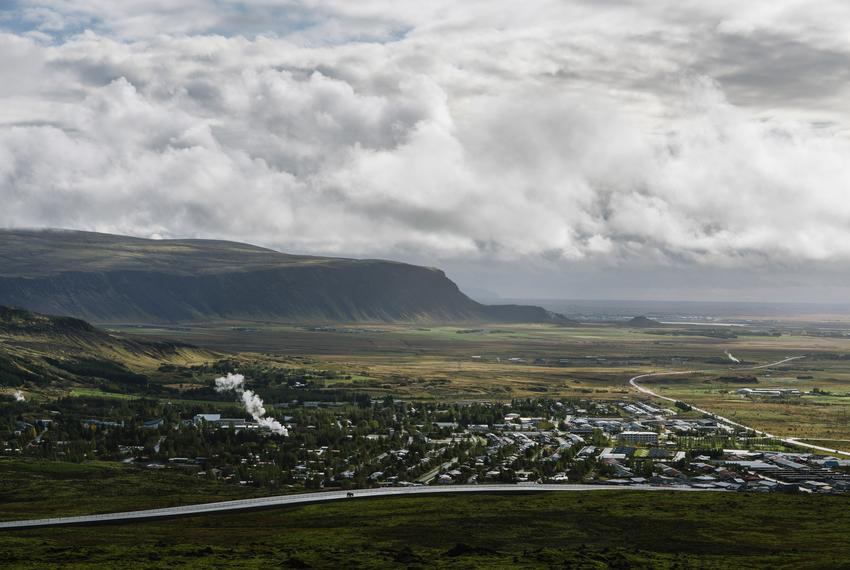 View of Hverager city. 85% of the energy produced in Iceland is of sustainable origin (hydro and geothermal), of which 66% is geothermal. Its inhabitants have used this energy for hundreds of years to enjoy thermal baths, but today it has many more applications, for example, supplying heat to 9 out of 10 homes and providing energy to industries with large needs. Thanks to this inexhaustible source of heat and its low price, it is also possible to grow fruit and vegetables in greenhouses all year round. They use no chemicals, only biological solutions, and are irrigated with high quality water. Local producers and universities agree that this type of agriculture has a very promising future for the island. When people discover its advantages, they will build hectares and hectares of these greenhouses.