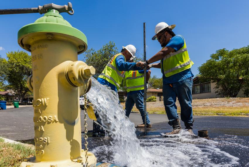 A San Antonio Water System crew works to fix a water main break near Hunt Ln. and Adams Hill in San Antonio on Aug. 18, 2022.